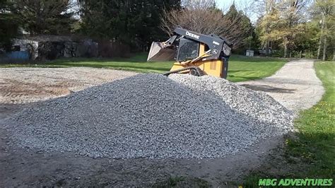 Leveling out a Gravel Driveway using a Skid Steer Land